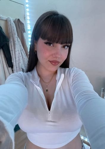 Chloé OnlyFans צעירות 4